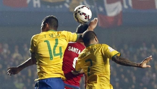 VIDEO: Hai lần dùng tay chơi bóng đáng quên trong sự nghiệp của Thiago Silva
